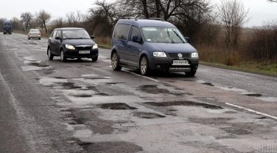 "Ями серйозні всюди": експерти розповіли, як вирішити проблему доріг в Україні