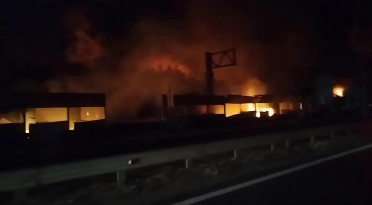 У Бучанському районі горять складські приміщення: пожежа супроводжується вибухами