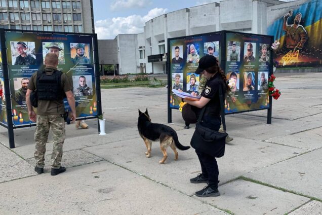 Злочин із відголоском Росії: у Сумах на Алеї Слави невідомі вирізали ворожий символ “Z”