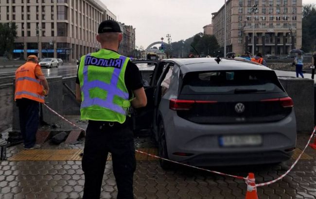 На Майдані незалежності електромобіль влетів у підземний перехід, постраждав водій (фото)