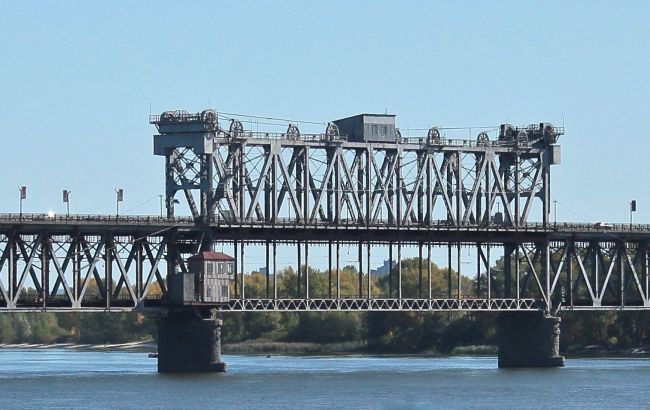 Атака РФ по важливому мосту через Дніпро у Кременчуку: опубліковано фото удару
