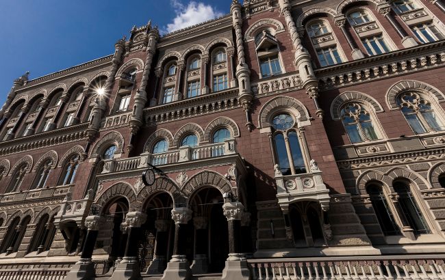 НБУ підняв курс долара на 7 копійок