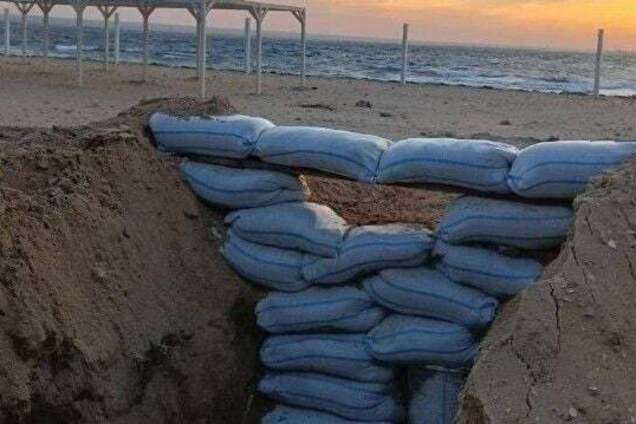 Бояться ударів: окупанти зводять нову лінію оборони біля керченського заводу, який будує військові кораблі. Фото