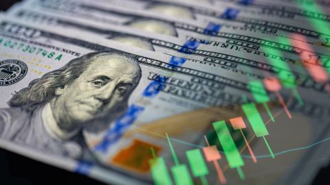 Без різких стрибків? Чи втримається долар по 43 грн до кінця тижня і який можливий максимум